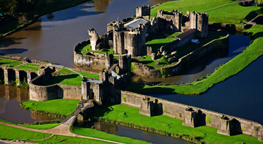 El Castillo de Caerphilly es una fortificación normanda, situada en el centro de la pequeña ciudad de Caerphilly, en Gales del sur. Es el castillo más grande de Gales, y quizá una de las mayores fortalezas de Europa.