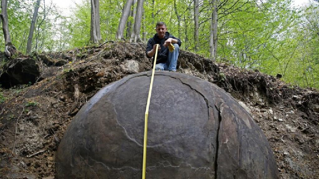 esfera-gigante-bosnia1