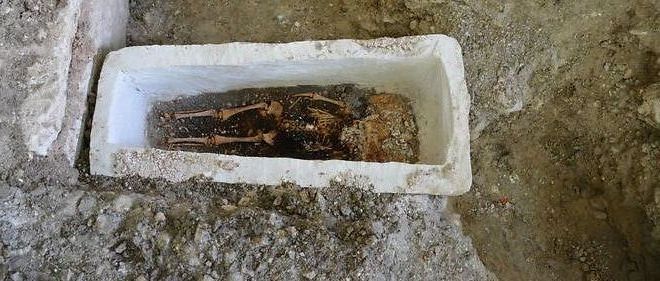 sarcofago-bebe-merovingio1