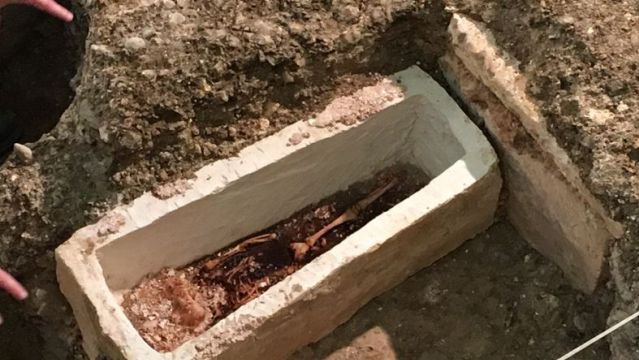 sarcofago-bebe-merovingio2