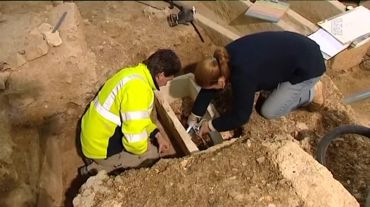 sarcofago-bebe-merovingio4