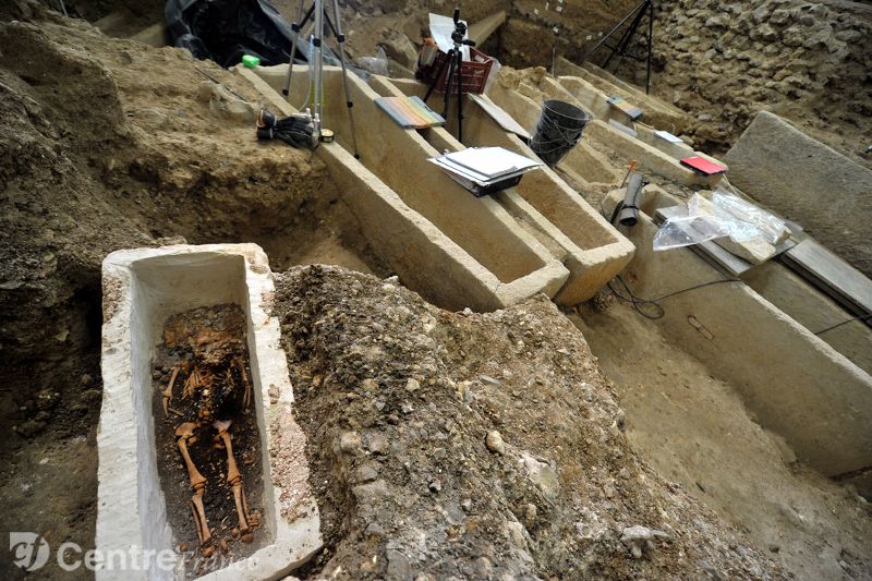 sarcofago-bebe-merovingio5